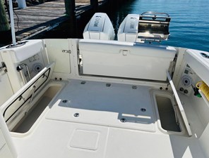 Boston Whaler 320 VANTAGE 16 2016 Boston Whaler 320 VANTAGE 17