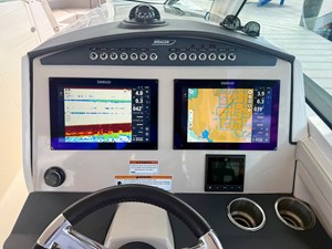 Boston Whaler 32 DC 22 2023 Boston Whaler 32 DC 23