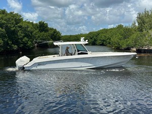 Boston Whaler 380 OUTRAGE 10 2021 Boston Whaler 380 OUTRAGE 11