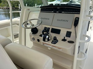 Boston Whaler 380 OUTRAGE 19 2021 Boston Whaler 380 OUTRAGE 20