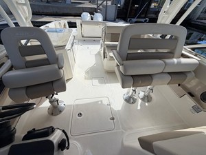 Boston Whaler 320 VANTAGE 13 2021 Boston Whaler 320 VANTAGE 14