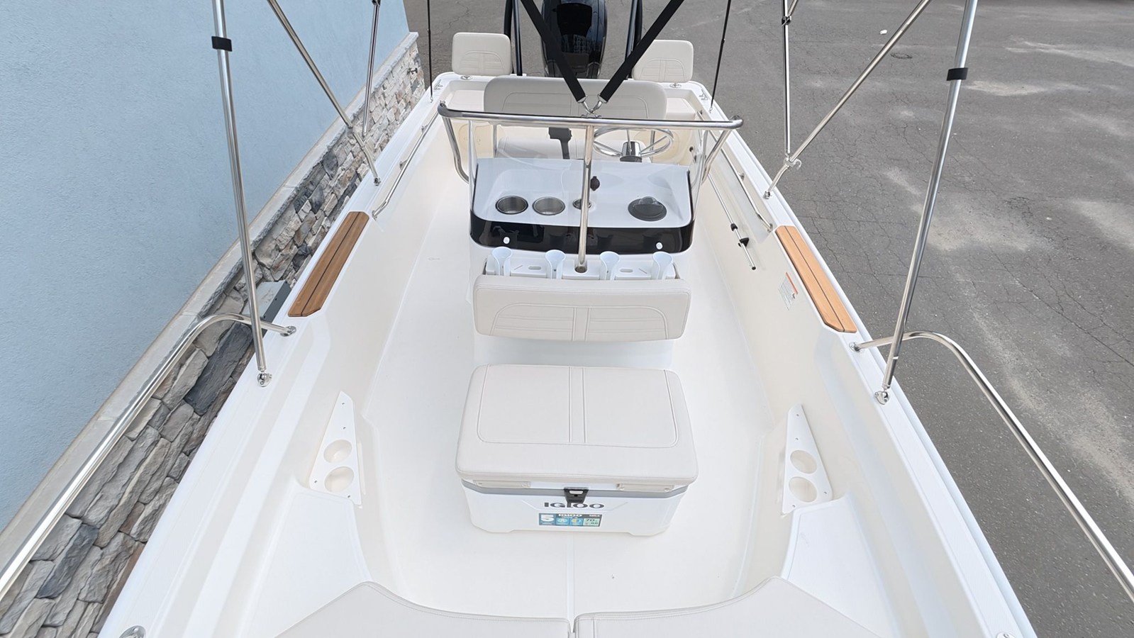 2027 Boston Whaler 170 Montauk 22