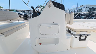 2027 Boston Whaler 170 Montauk 18
