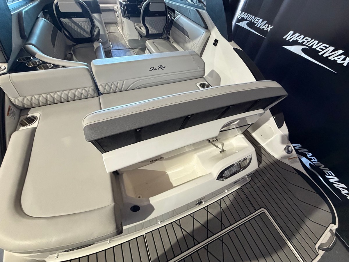 2024 Sea Ray SLX 260 11