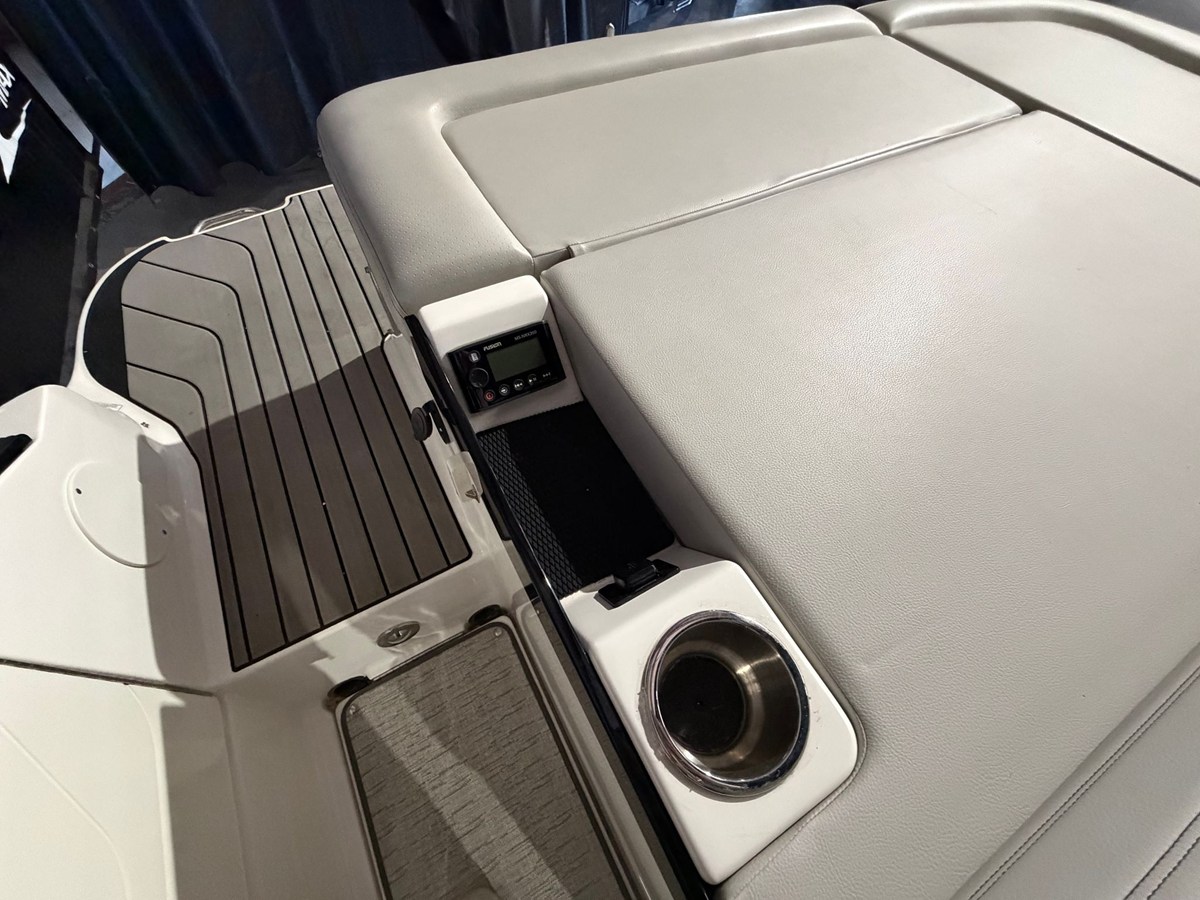 2024 Sea Ray SLX 260 14