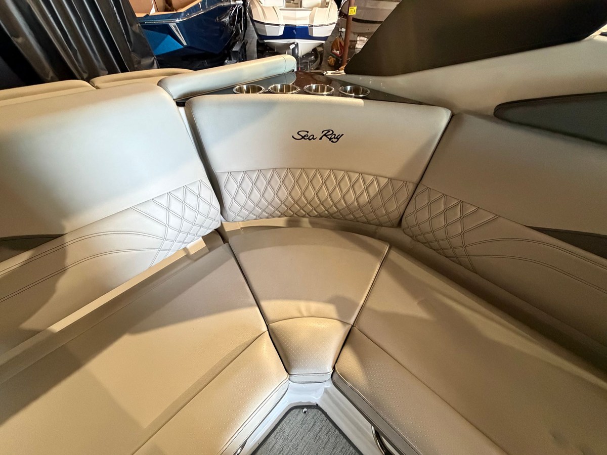 2024 Sea Ray SLX 260 24