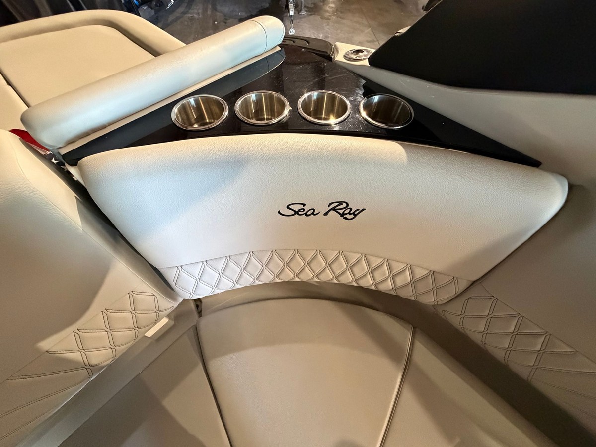 2024 Sea Ray SLX 260 25