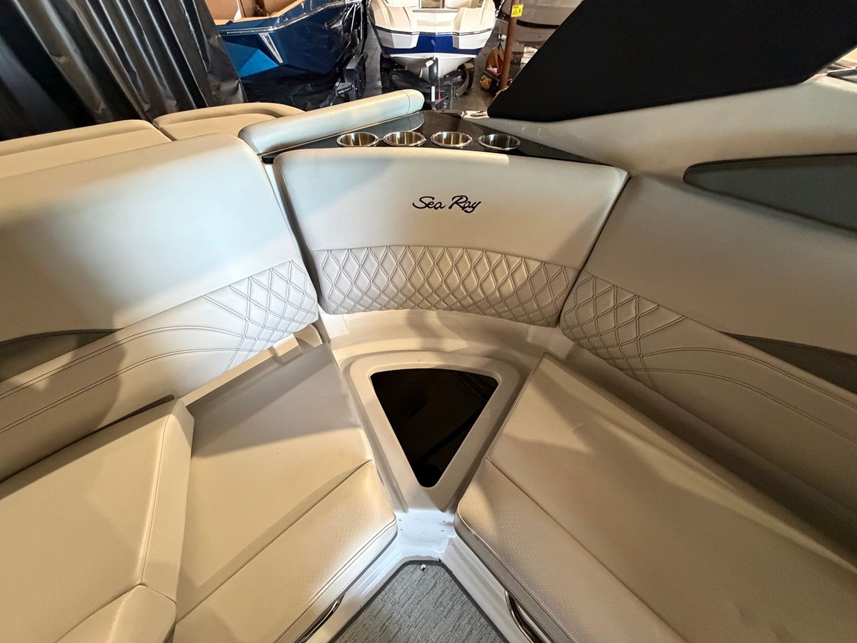 2024 Sea Ray SLX 260 26