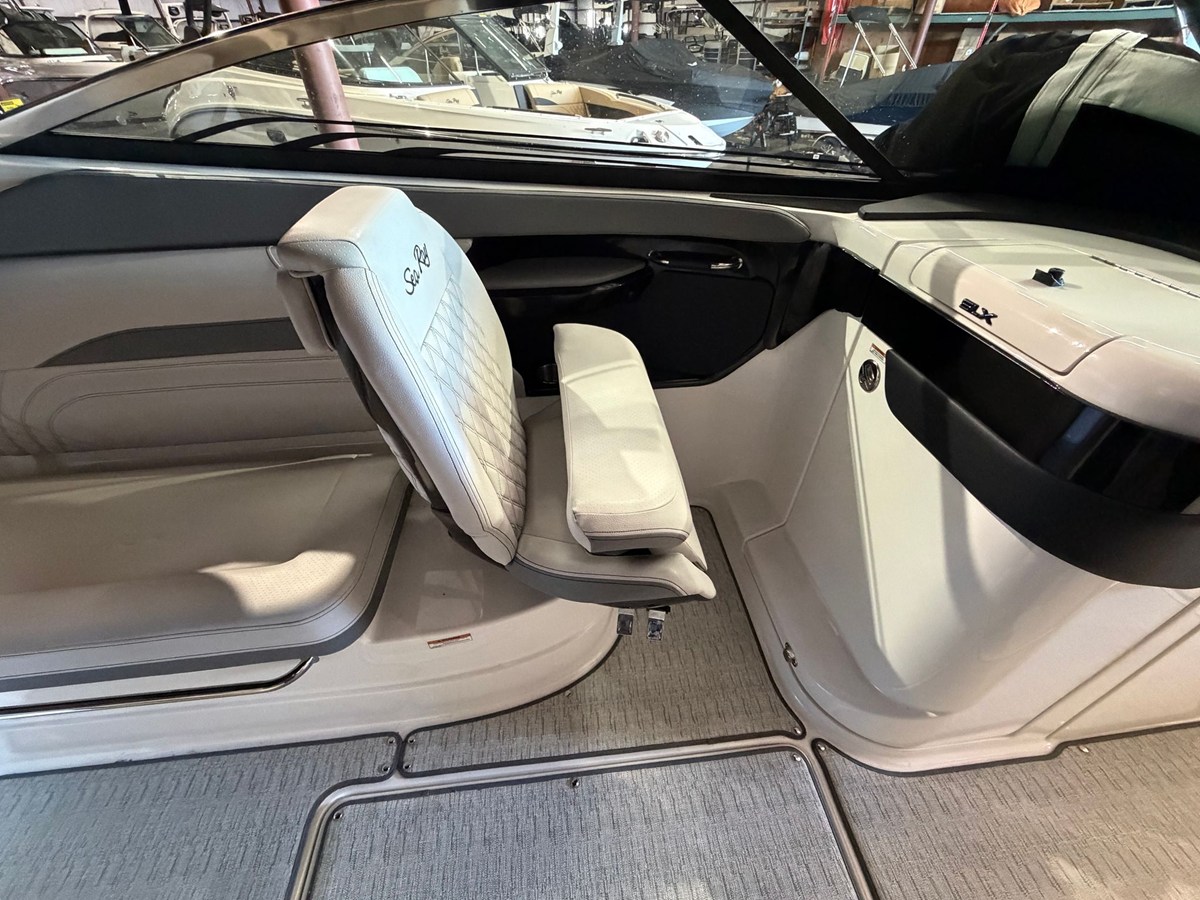 2024 Sea Ray SLX 260 31