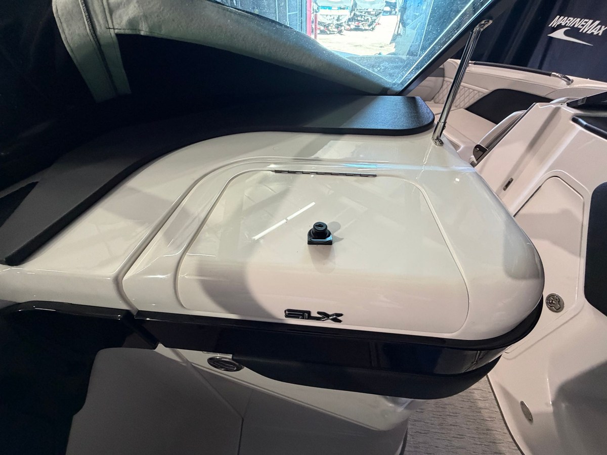 2024 Sea Ray SLX 260 32