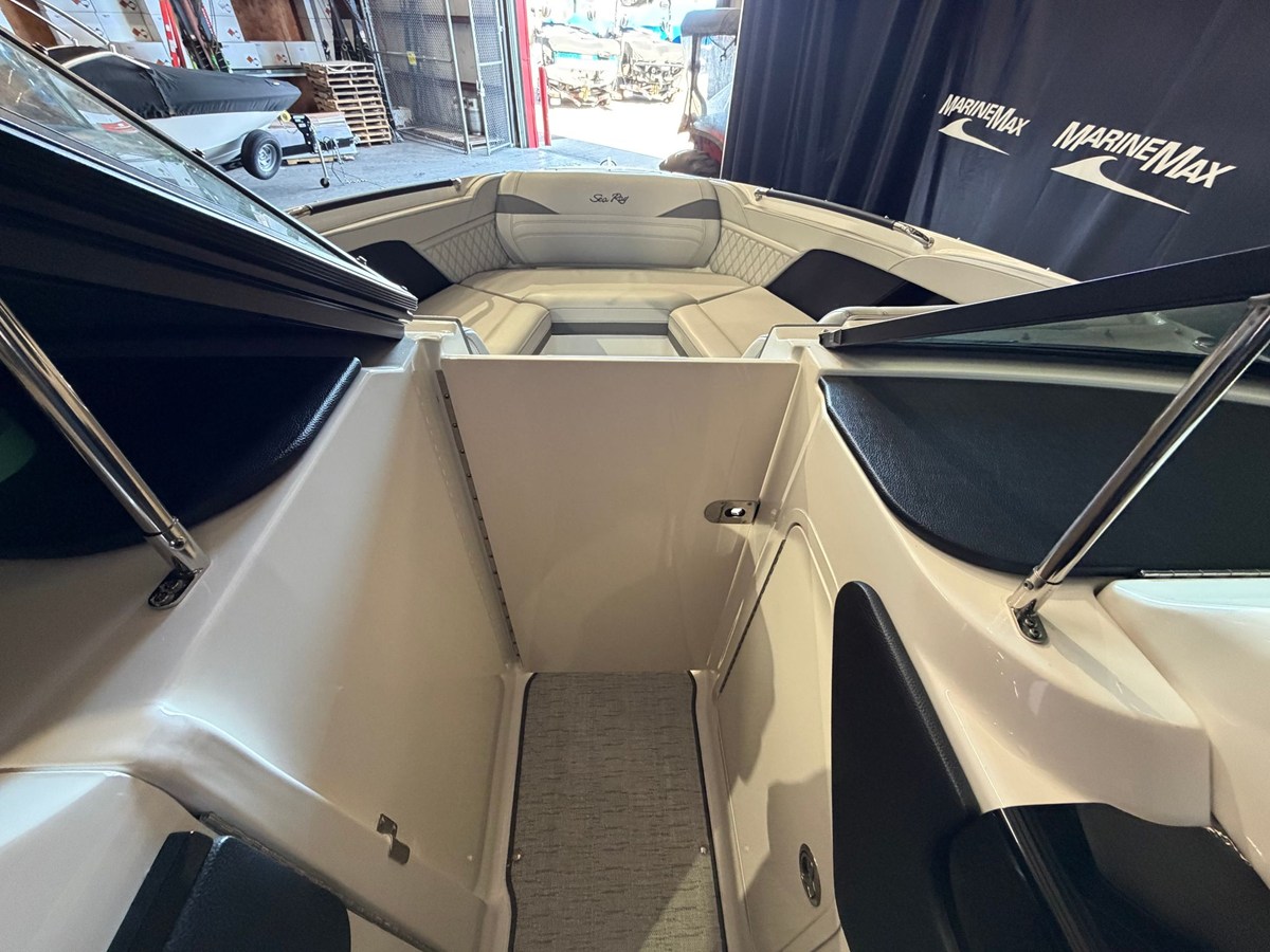 2024 Sea Ray SLX 260 47