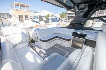 Sea Ray 370 SUNDANCER OB 31 2025 Sea Ray 370 SUNDANCER OB 32
