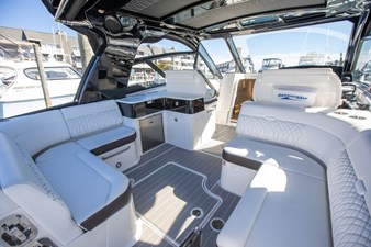 Sea Ray 370 SUNDANCER OB 34 2025 Sea Ray 370 SUNDANCER OB 35