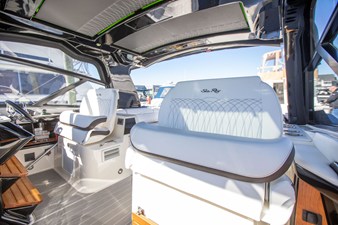Sea Ray 370 SUNDANCER OB 41 2025 Sea Ray 370 SUNDANCER OB 42