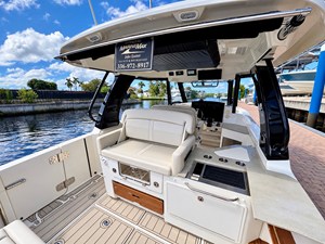Boston Whaler 350 REALM 6 2023 Boston Whaler 350 REALM 7