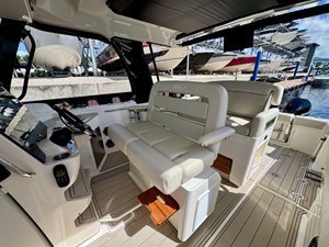 Boston Whaler 350 REALM 8 2023 Boston Whaler 350 REALM 9