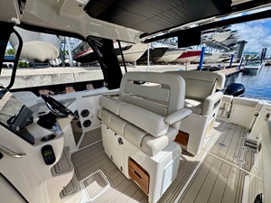 Boston Whaler 350 REALM 9 2023 Boston Whaler 350 REALM 10