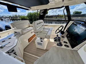 Boston Whaler 350 REALM 10 2023 Boston Whaler 350 REALM 11