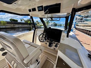 Boston Whaler 350 REALM 11 2023 Boston Whaler 350 REALM 12