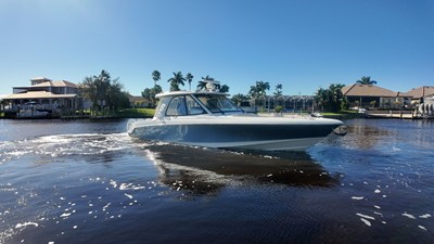 Boston Whaler 380 REALM 0 2022 Boston Whaler 380 REALM 1