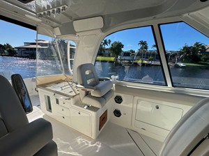 Boston Whaler 380 REALM 9 2022 Boston Whaler 380 REALM 10