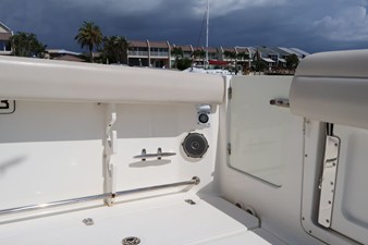 Boston Whaler 330 Outrage 15 2018 Boston Whaler 330 Outrage 16