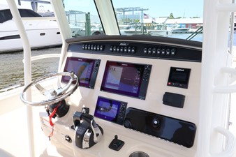 Boston Whaler 330 Outrage 24 2018 Boston Whaler 330 Outrage 25