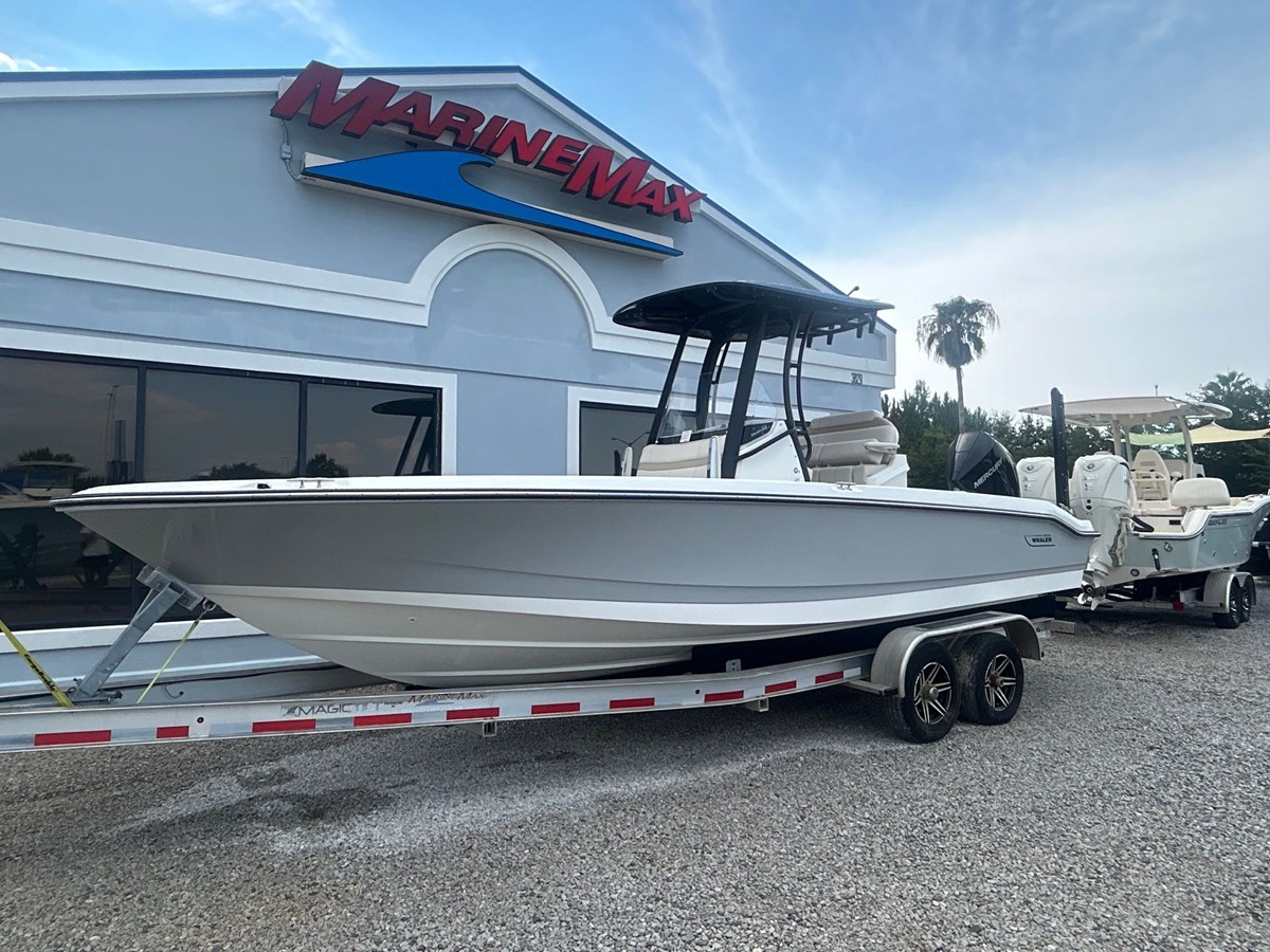 2027 Boston Whaler 250 Dauntless 7