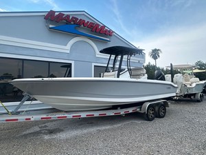 2027 Boston Whaler 250 Dauntless 7