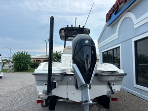 2027 Boston Whaler 250 Dauntless 8