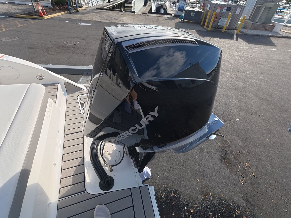 2027 Sea Ray SDX 250 Outboard 2