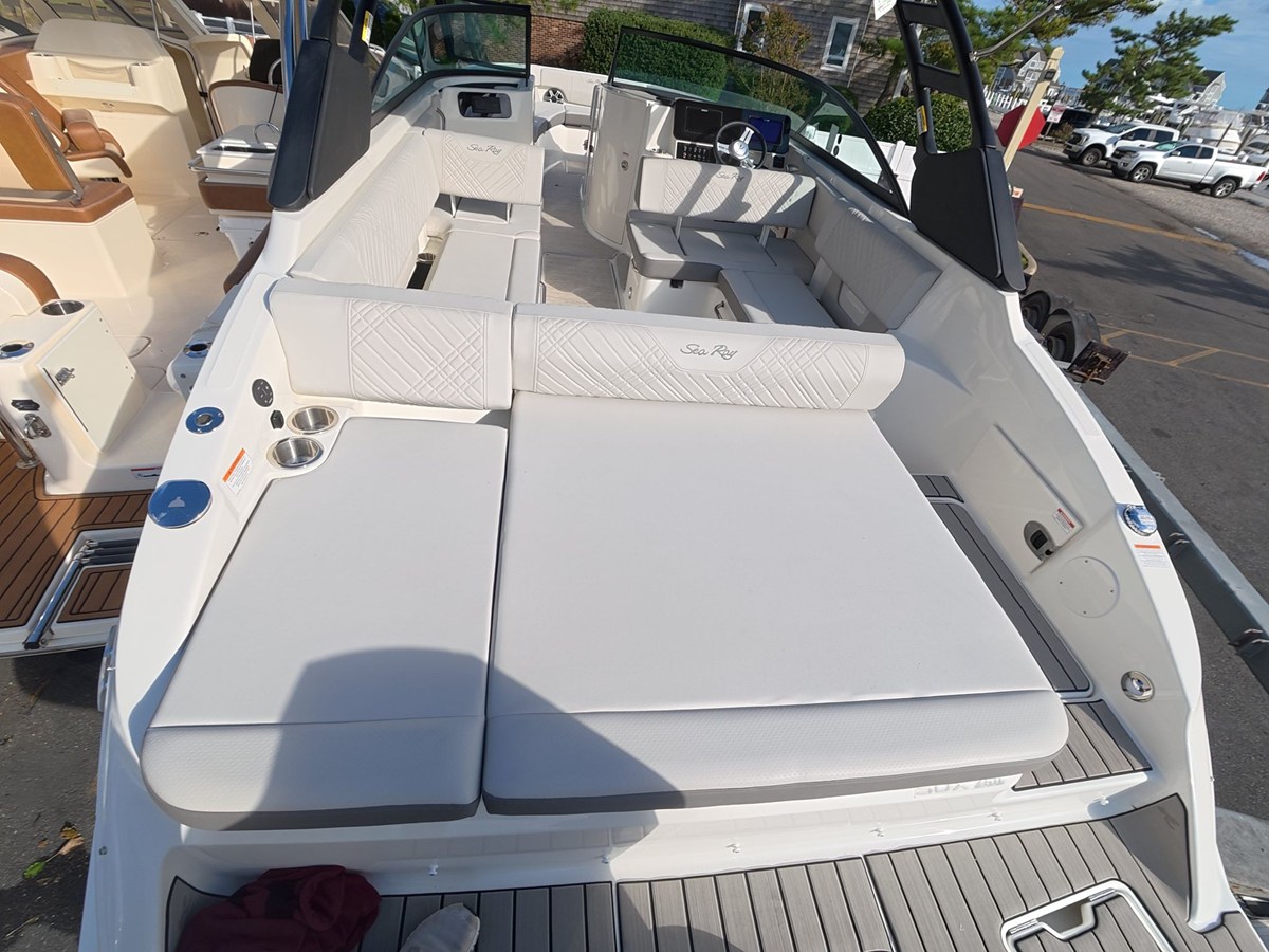 2027 Sea Ray SDX 250 Outboard 3