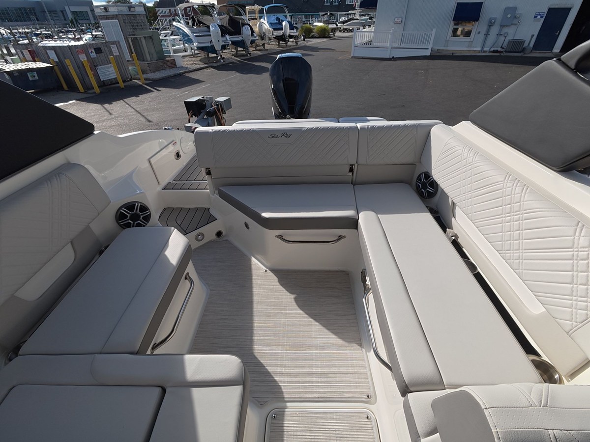 2027 Sea Ray SDX 250 Outboard 4