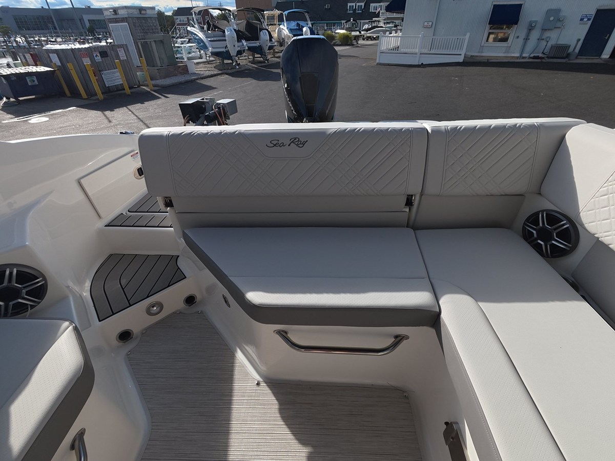 2027 Sea Ray SDX 250 Outboard 5
