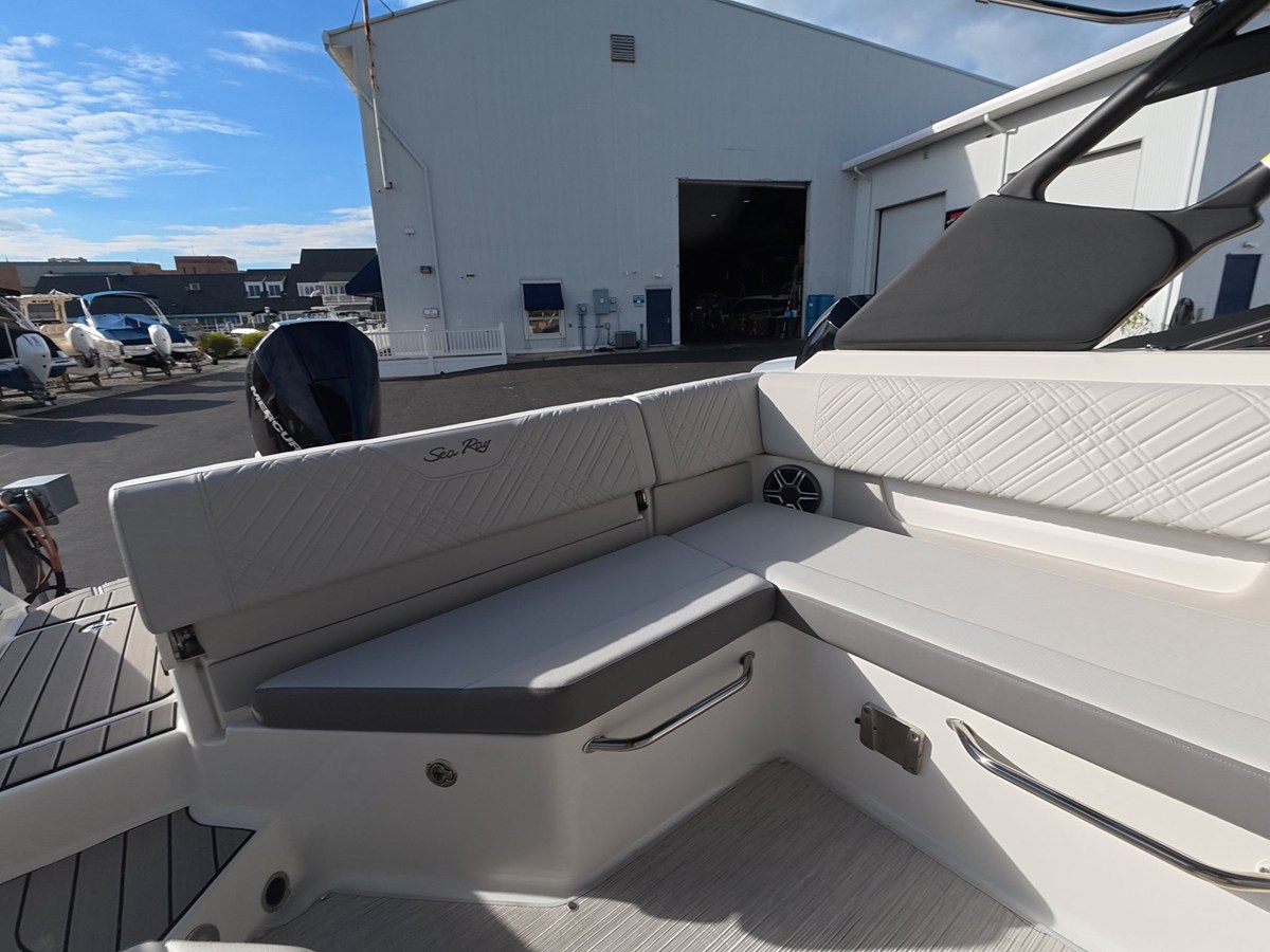2027 Sea Ray SDX 250 Outboard 6
