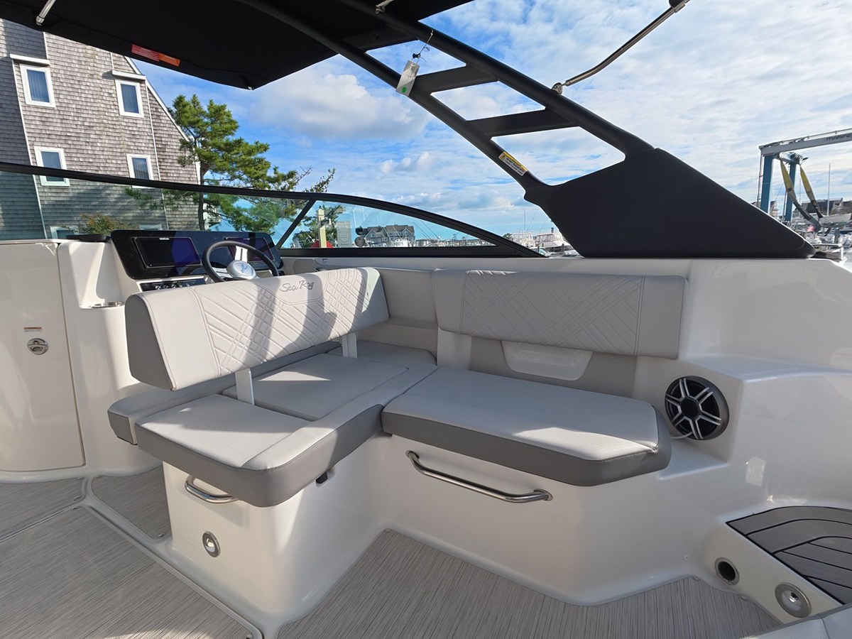 2027 Sea Ray SDX 250 Outboard 8