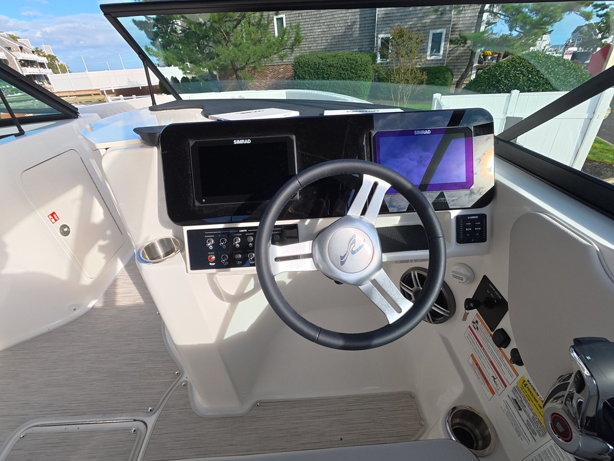 2027 Sea Ray SDX 250 Outboard 11