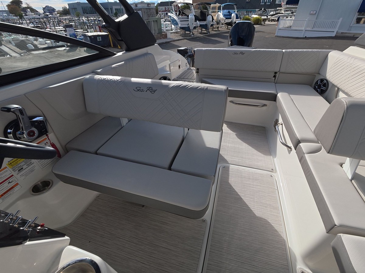 2027 Sea Ray SDX 250 Outboard 13