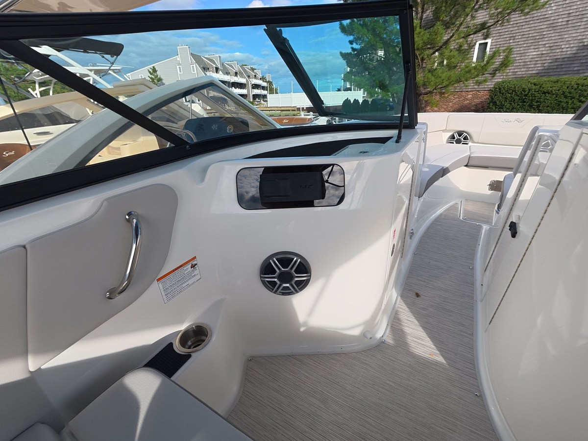 2027 Sea Ray SDX 250 Outboard 14