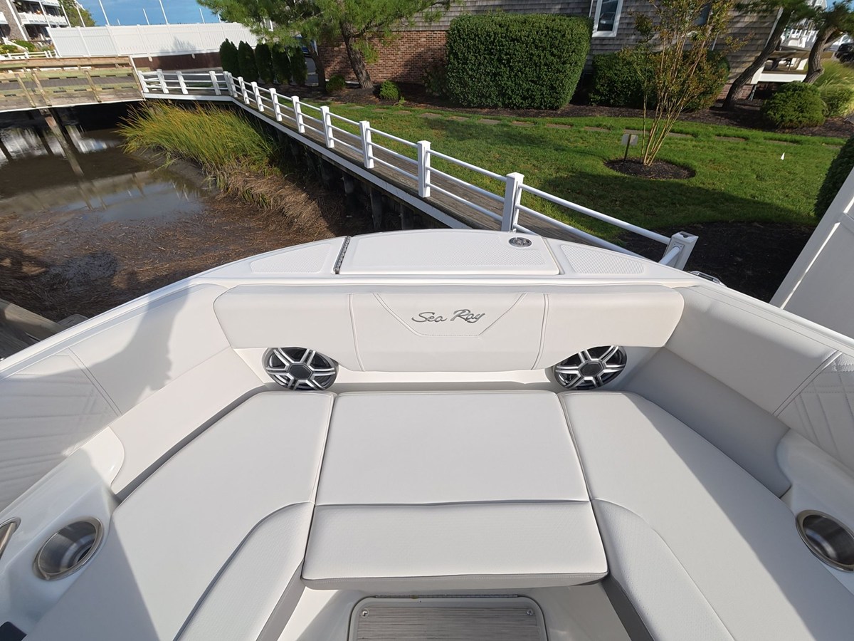 2027 Sea Ray SDX 250 Outboard 21