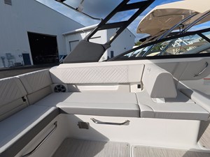 2027 Sea Ray SDX 250 Outboard 7
