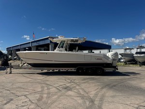 Boston Whaler 33 OR 4 2017 Boston Whaler 33 OR 5