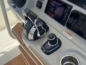 Boston Whaler 33 OR 16 2017 Boston Whaler 33 OR 17