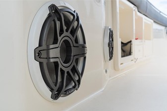 Boston Whaler 360 Outrage 9 2026 Boston Whaler 360 Outrage 10