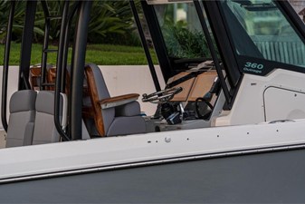 Boston Whaler 360 Outrage 70 2026 Boston Whaler 360 Outrage 71