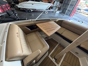 Sea Ray 350 SLX 39 2022 Sea Ray 350 SLX 40