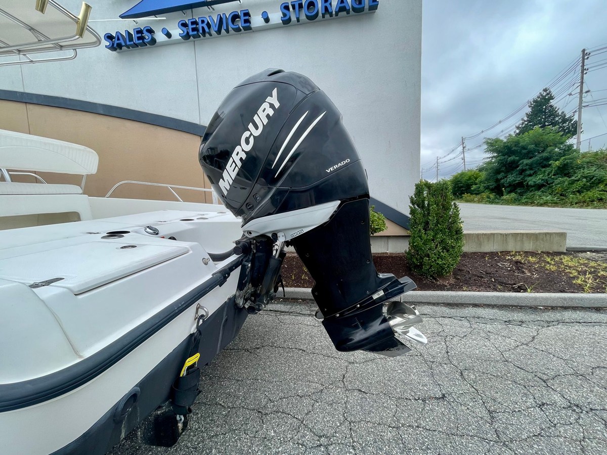 2013 Boston Whaler 230 DAUNTLESS 2