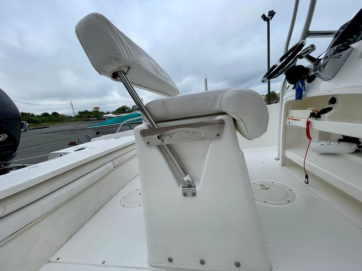 2013 Boston Whaler 230 DAUNTLESS 9