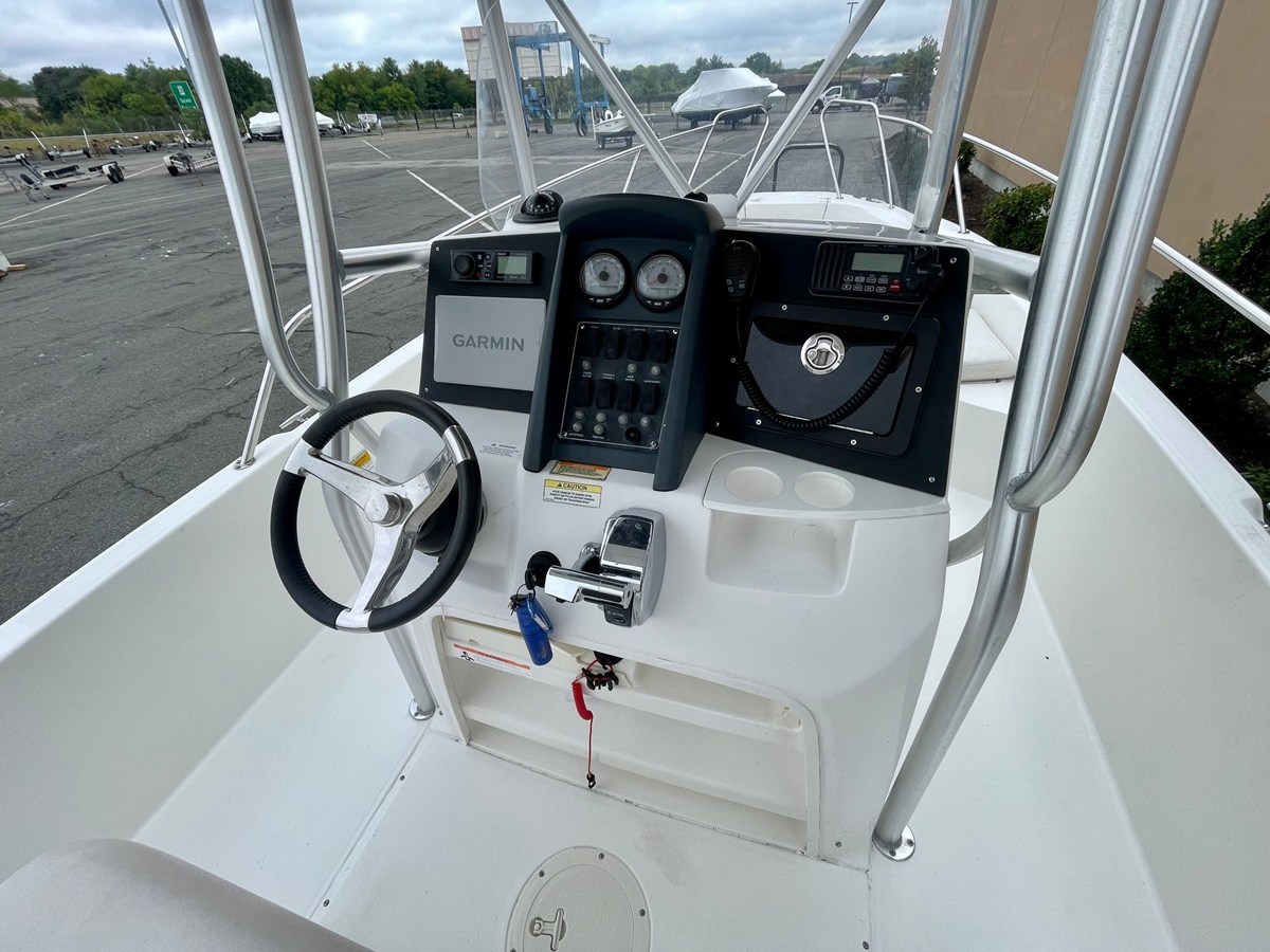 2013 Boston Whaler 230 DAUNTLESS 11