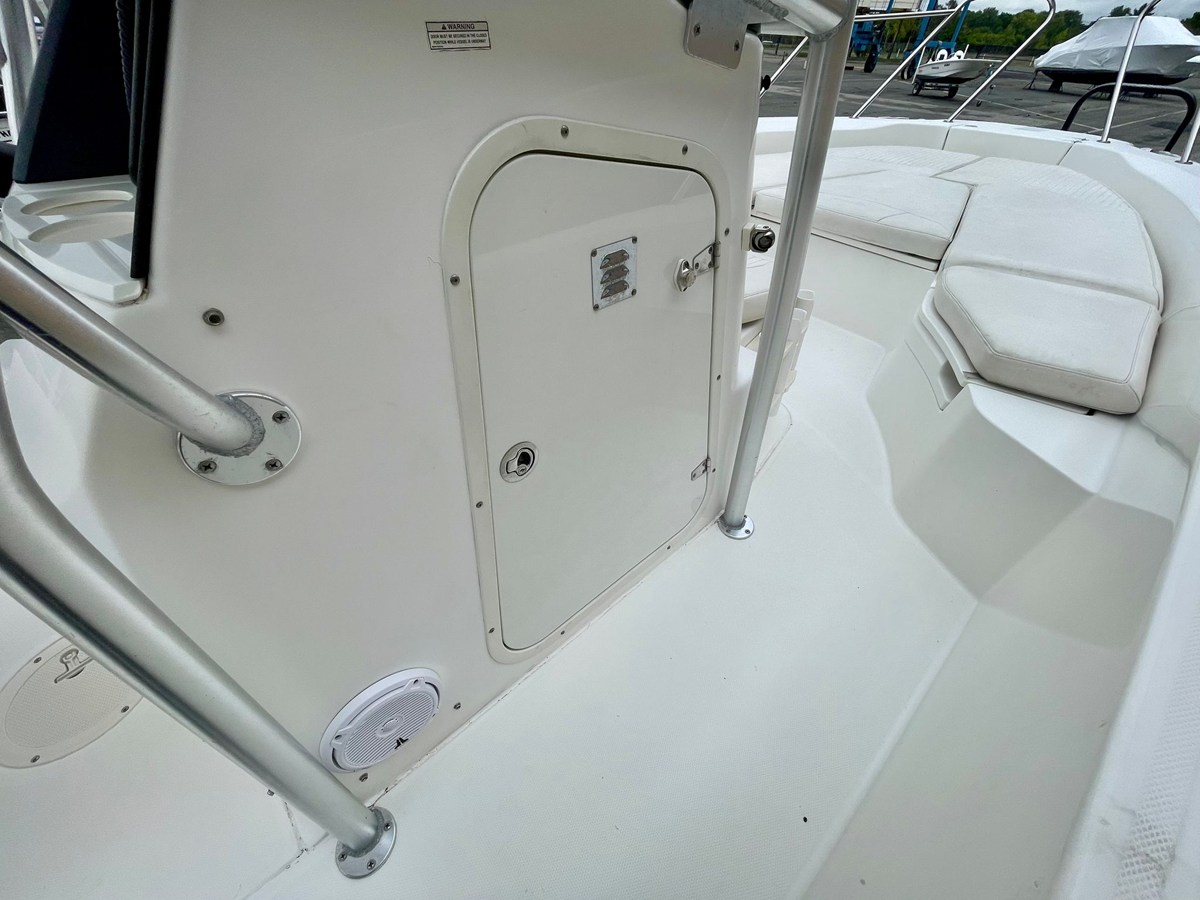 2013 Boston Whaler 230 DAUNTLESS 12